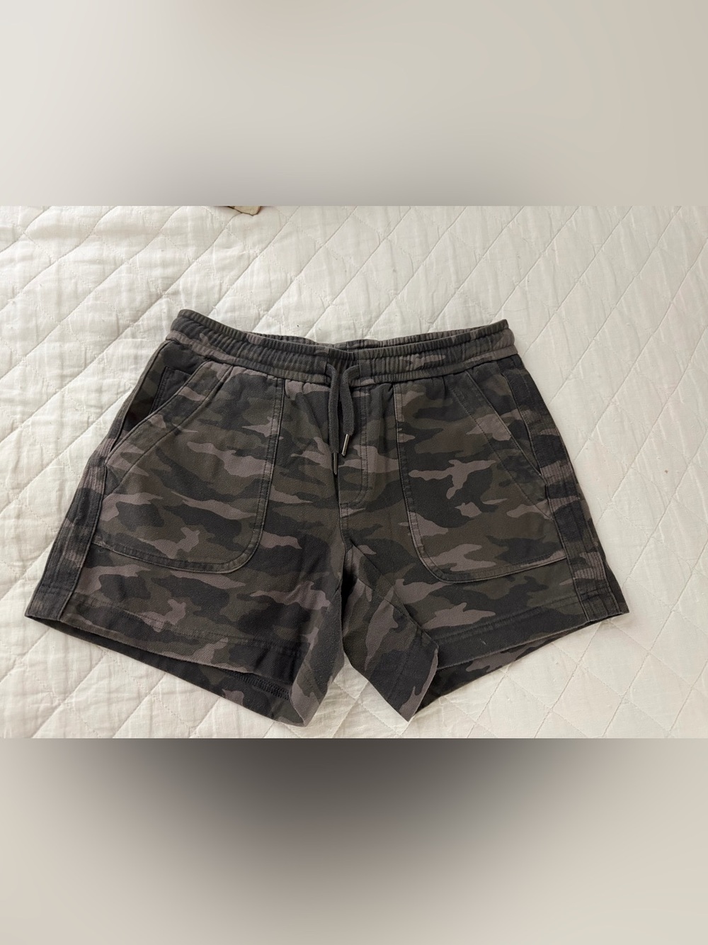 Athleta women’s Camo Drawstring Shorts - Olive Green and brown EUC